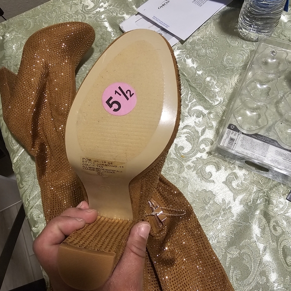 I sell because they weren't too small for me, they're new, never used. - Picture 6 of 6